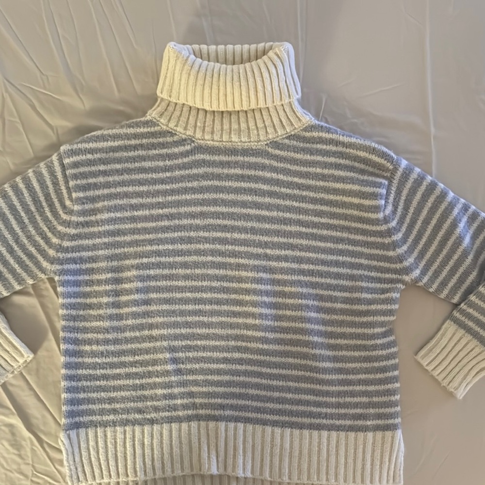 NWOT TURTLE NECK SWEATER